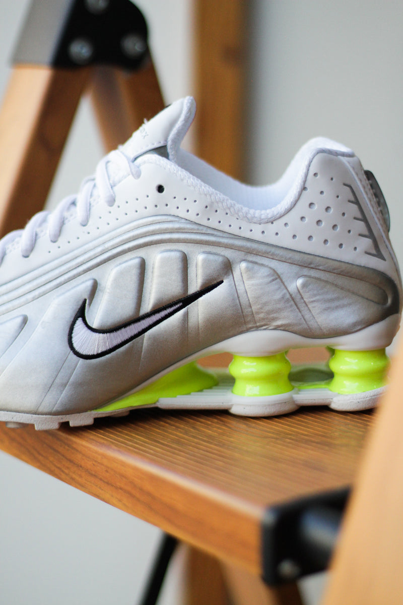 W SHOX R4 WHITE VOLT Sneaker Room