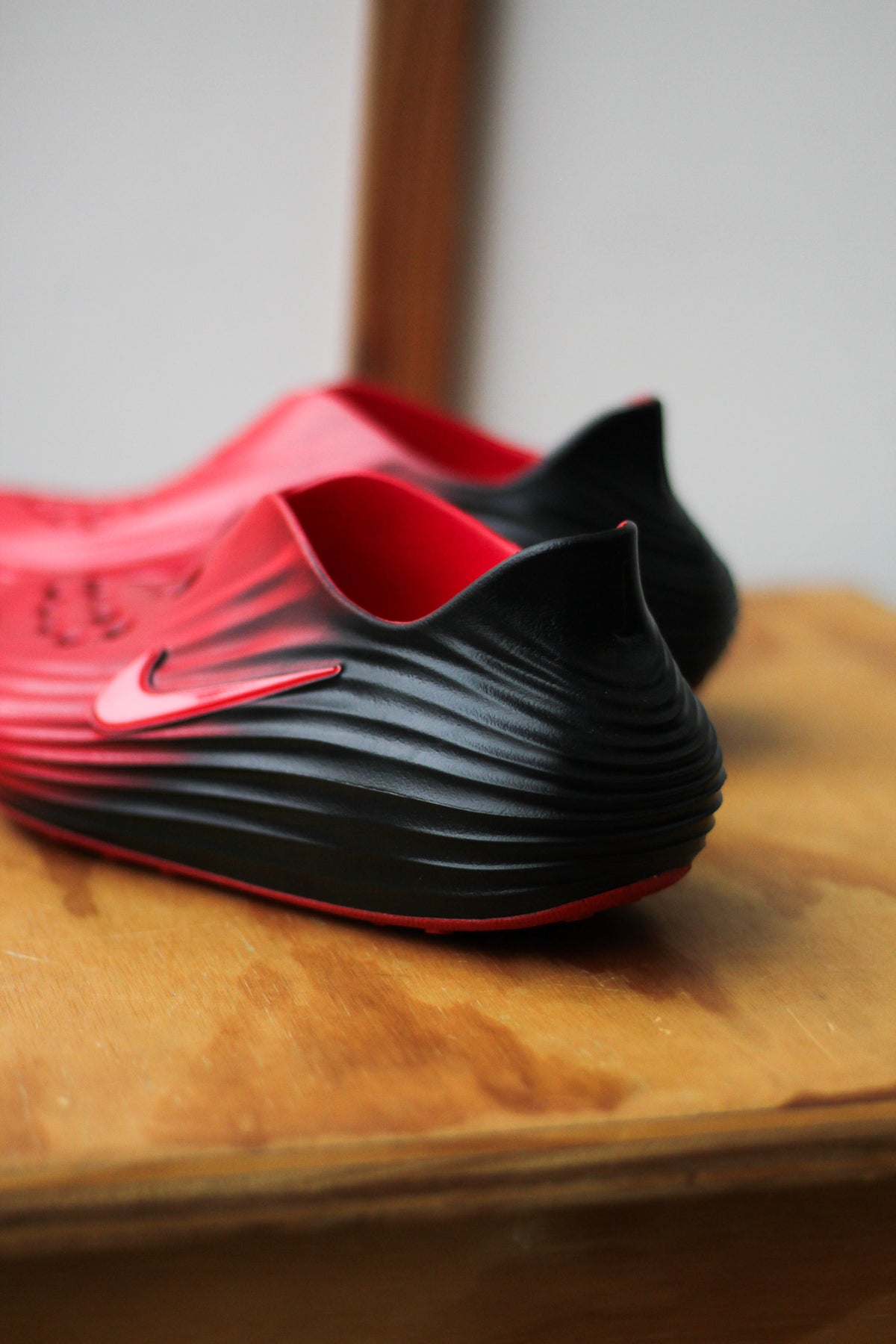 シューズ NIKESHOXTLBLACK/UNIVERSITYRED NIKE REACTX REJUVEN8 