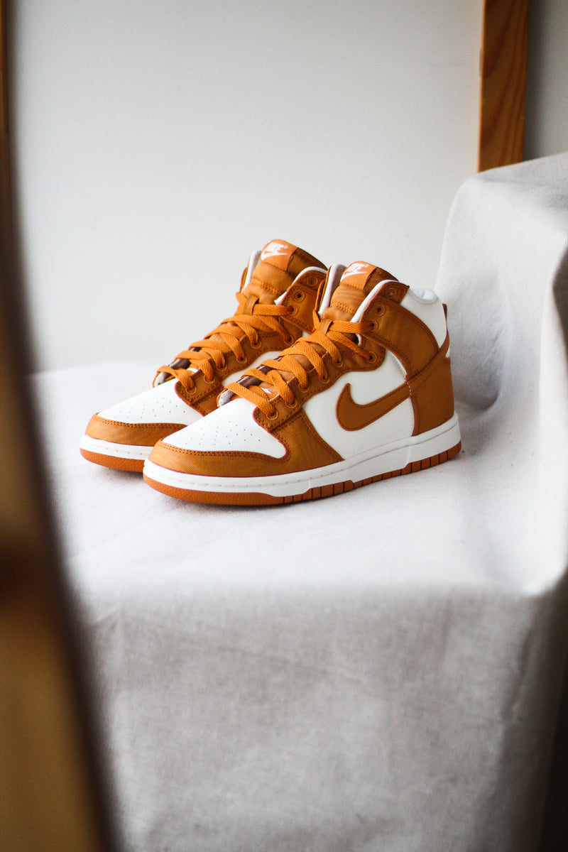DUNK HIGH RETRO SE "MONARCH"