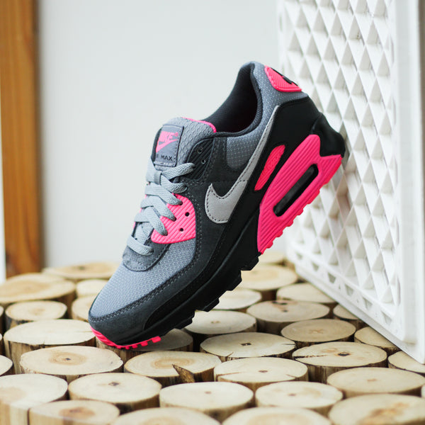 国内配送 NIKE AIR MAX 90 COOL GREY/HYPER PINK-BLACK-W.GREY Nike Air Max 90 Hyper Pink DM0029-010 | SneakerNews.com