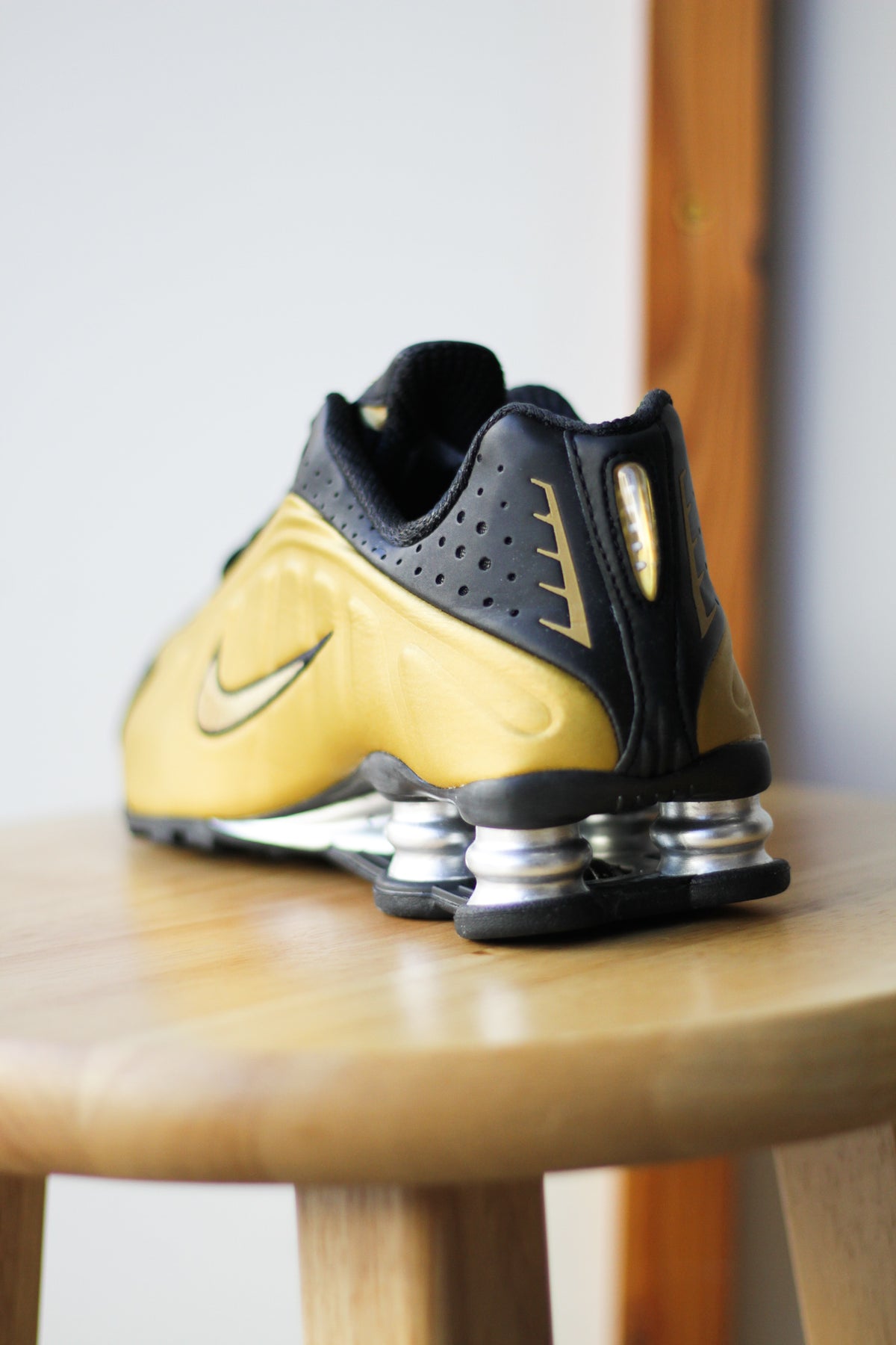 nike shox r4 gold