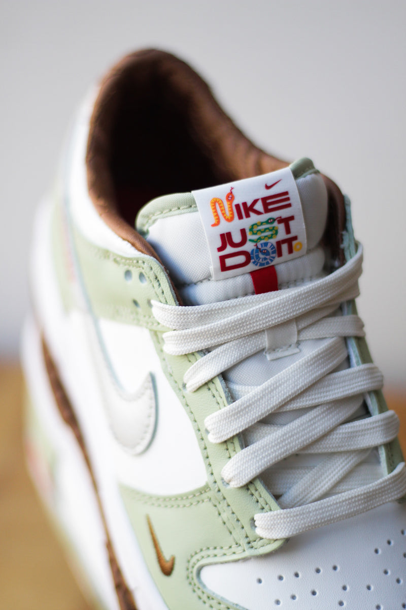 NIKE DUNK LOW (GS) "SAIL/LIGHT BONE-WHITE-OLIVE AURA"