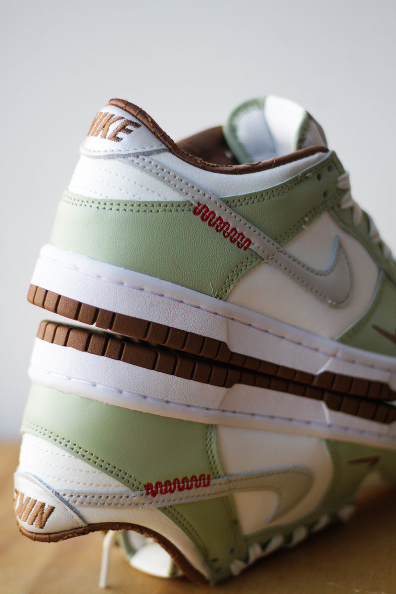 NIKE DUNK LOW (GS) "SAIL/LIGHT BONE-WHITE-OLIVE AURA"
