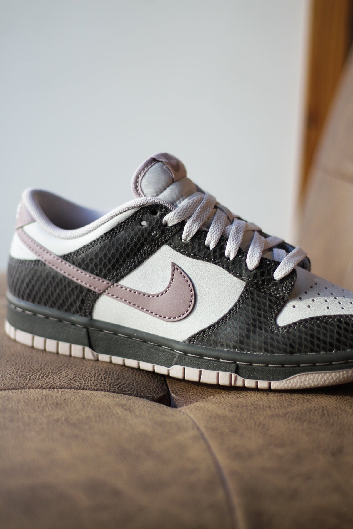 国内配送 NIKE DUNK LOW SE MEDIUM ASH/TAUPE GREY-VAST GREY NIKE DUNK LOW SE