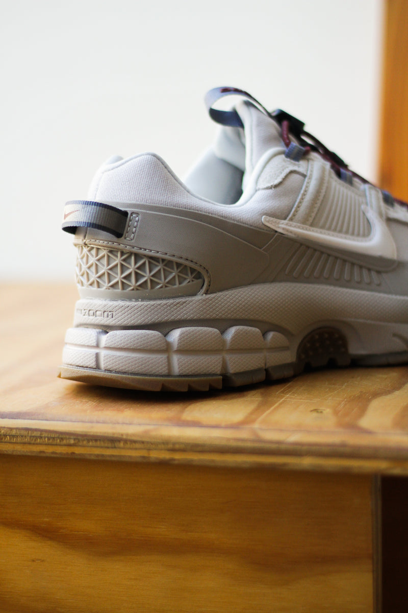 ZOOM VOMERO ROAM "COLLEGE GREY/WHITE-VAST GREY"