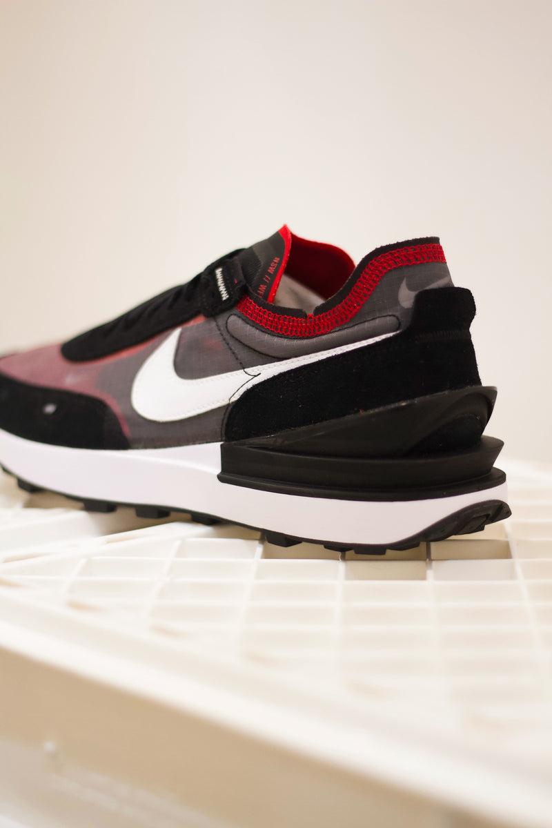 NIKE WAFFLE ONE SE "BLK/SPORTS RED"