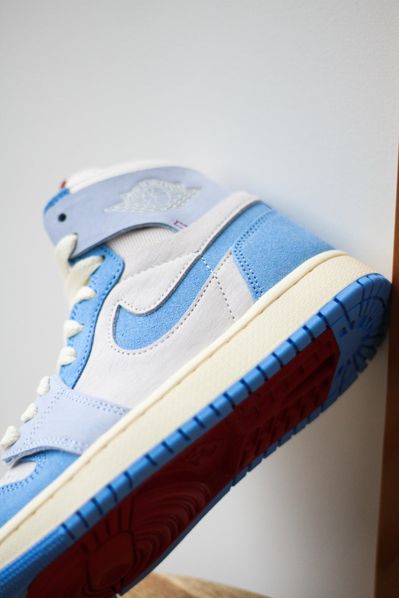 W AIR JORDAN 1 ZOOM CMFT 2 "UNIVERSITY BLUE"