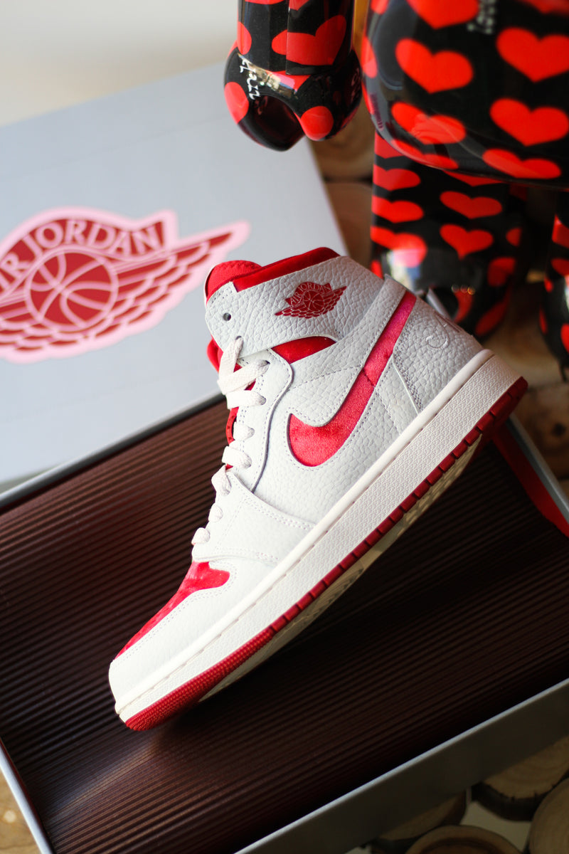 W AIR JORDAN 1 ZOOM CMFT 2 "VALENTINES DAY"