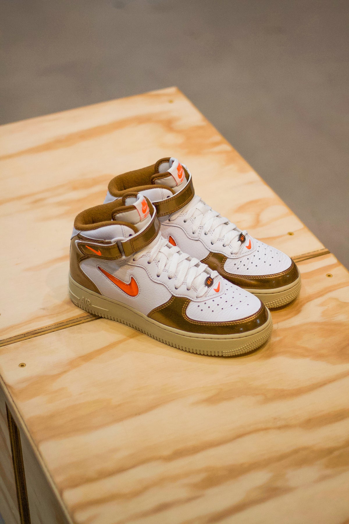 NIKE AIR FORCE MID QS