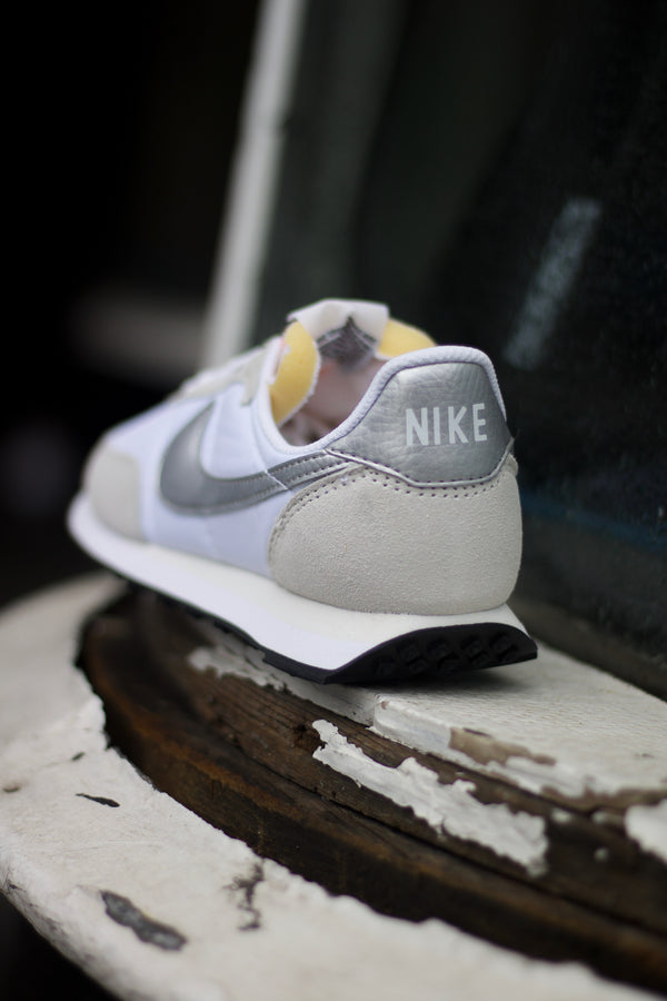 W NIKE WAFFLE TRAINER 2 "WHITE/METALLIC SILVER"
