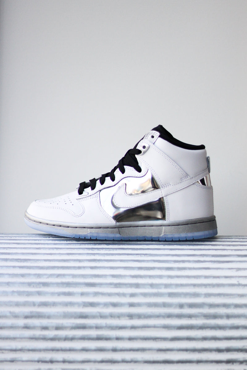 W DUNK HIGH SE "WHITE/METALLIC SILVER"