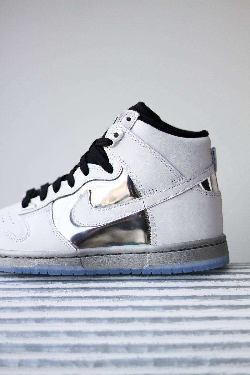W DUNK HIGH SE "WHITE/METALLIC SILVER"