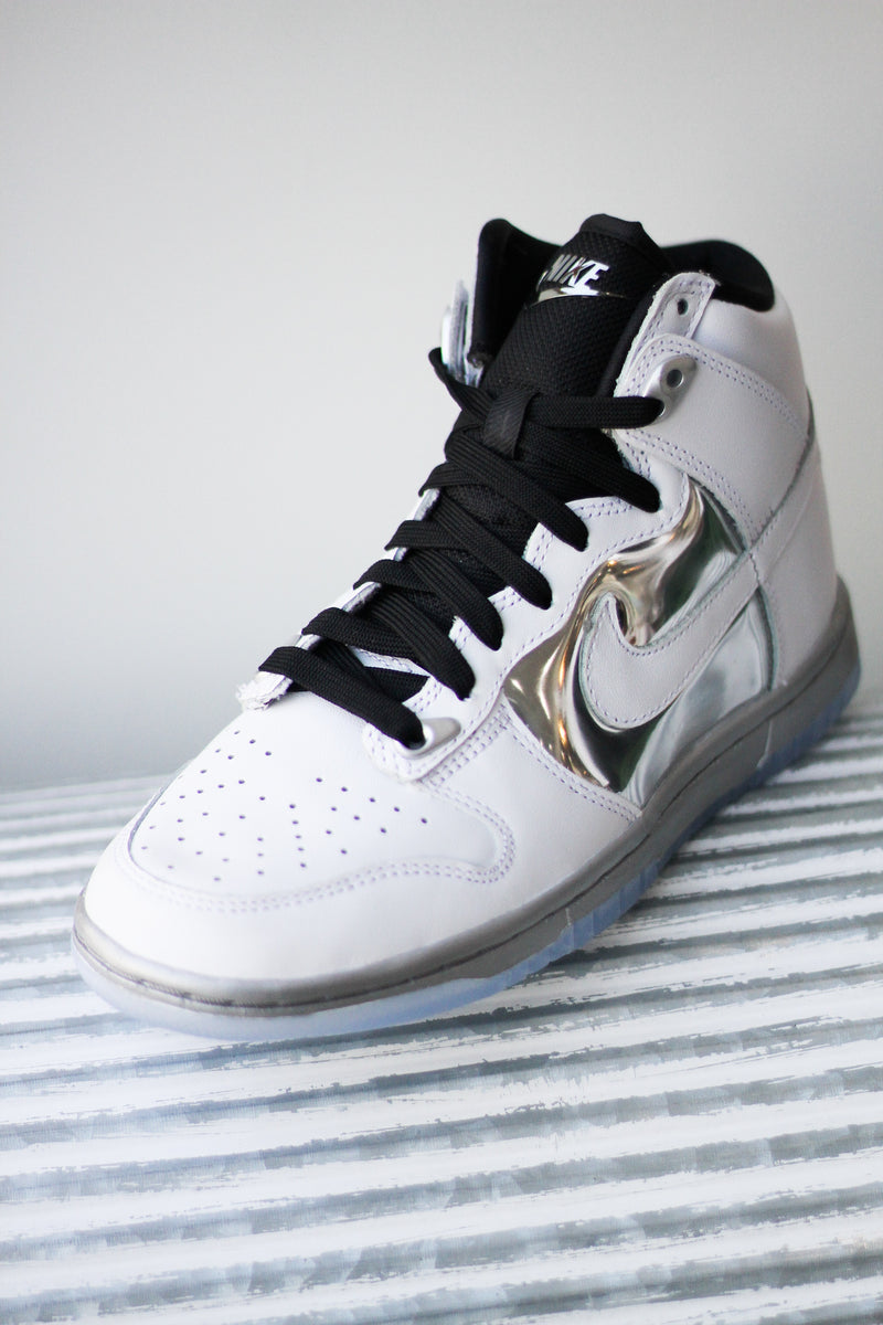 W DUNK HIGH SE "WHITE/METALLIC SILVER"