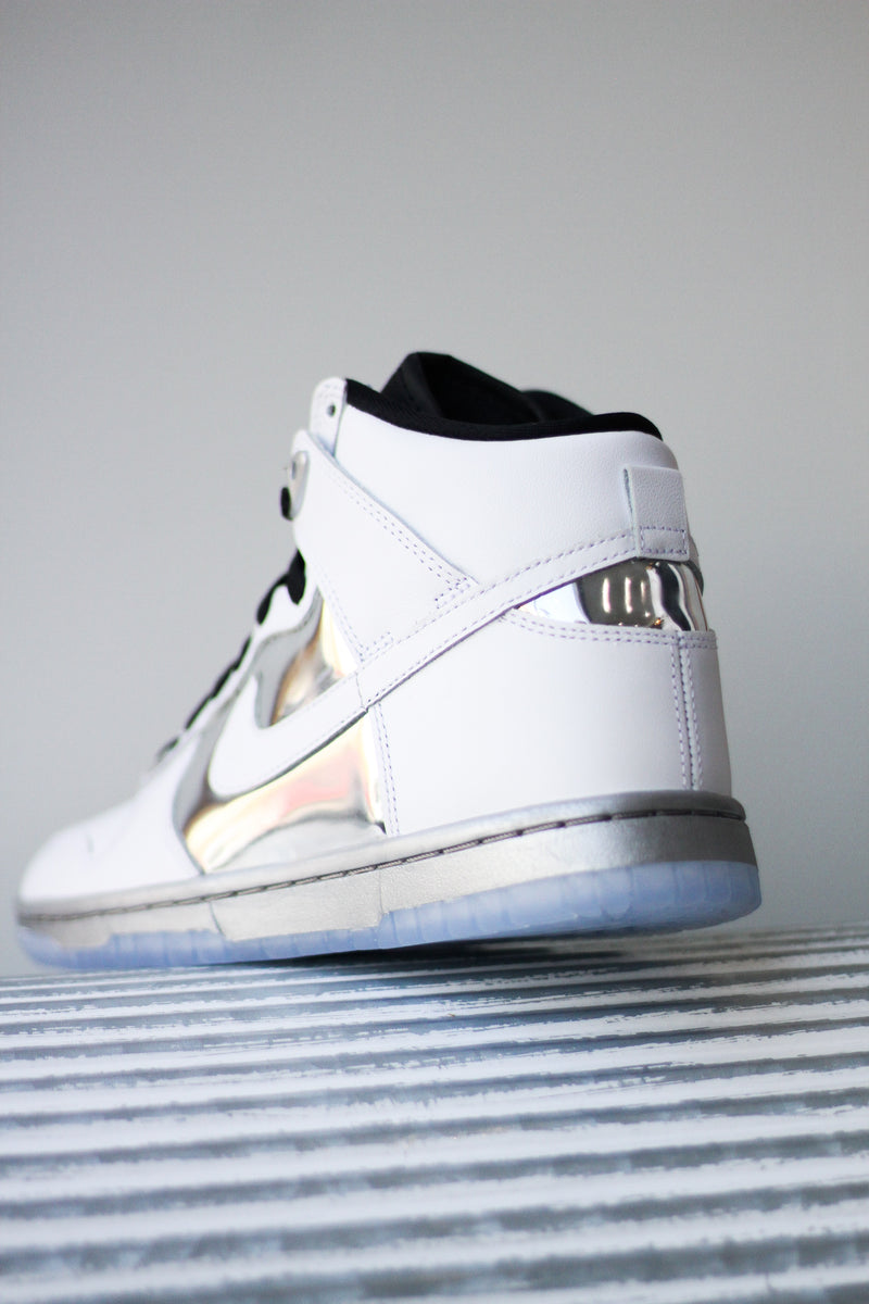 W DUNK HIGH SE "WHITE/METALLIC SILVER"